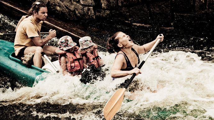 Fotografické duo. Dvojice Jana Jabůrková a Jiří Turek si libuje ve snímání vybraných událostí z různých úhlů pohledu. Tentokrát si během druhého srpnového víkendu vybrali okolí Českého Krumlova, kde svými objektivy (oba používají stejnou velikost) zachytili vodácký provoz na horním toku Vltavy. Jakkoli Jabůrková s Turkem fotili na Vltavě a já jel Sázavu, naše pocity se překrývaly. Proto jsme je propojili. Ahóóój.