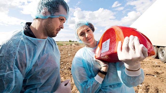Úředníci likvidují sýry na skládce poblíž vesnice Podgorodnaja Prokrovka