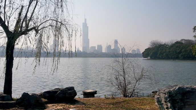 Pohled na Nanking ze severu přes jezero Xuanwuhu 