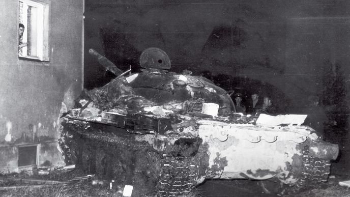 Tank T-62, který v Milovicích projel domem Jakubalových, zastavil až o další budovu...