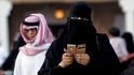 Zlatý mobil – tuhle konzumní „svobodu“ si saúdské ženy dopřát mohou