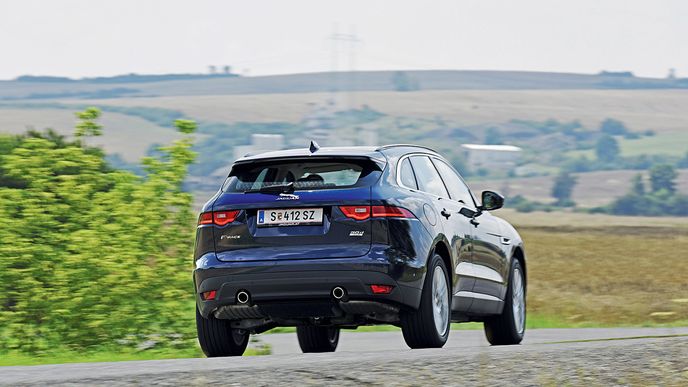 Zezadu si F-Pace s jiným vozem nespletete. Vypadá mohutněji a nápaditěji než například konkurenční BMW X3. 