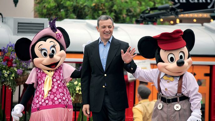 Generální ředitel The Walt Disney Company Bob Iger mezi Minnie (vlevo) a Mickeym