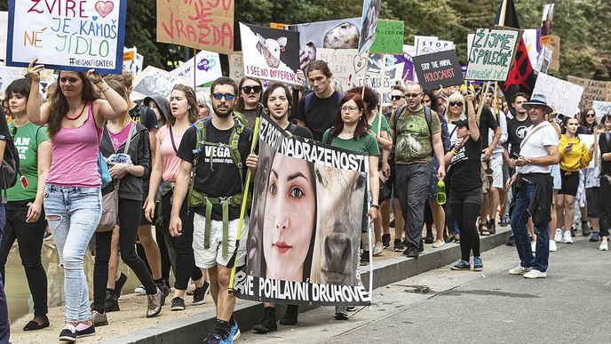 Pochod domnělých ochránců zvířat prošel v sobotu Prahou