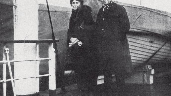 „Legační rada Jan G. Masaryk s chotí vrací se ze svých cest na lodi George Washington do Anglie.“ (1925)