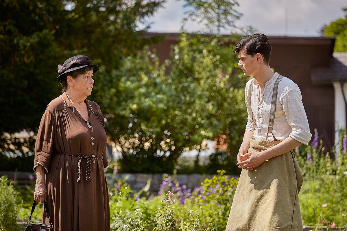 Bylinkářka Josefa Mühlbacherová zasvětila Mikoláška do&nbsp;tajů léčivých rostlin. (Ukázka z&nbsp;filmu Šarlatán)