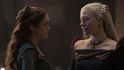 Nahradí potenciální vládkyně Sedmi království Rhaenyra (vpravo) v srdcích fanoušků khaleesi (královnu) Daenerys za bouře zrozenou?