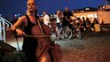 Večerní koncerty na Náplavce často překvapí, začátkem srpna si zde zahrála kontrabasistka Terezie Kovalová (na snímku) s hipsterkým DJ Robotem