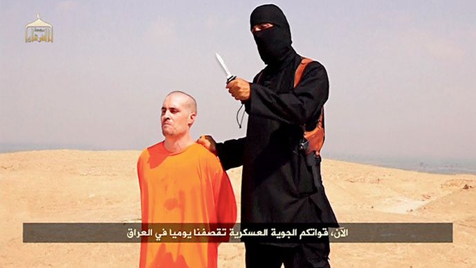 Video, které obletělo svět. Zahalený válečník Islámského státu za chvíli uřeže hlavu americkému novináři.