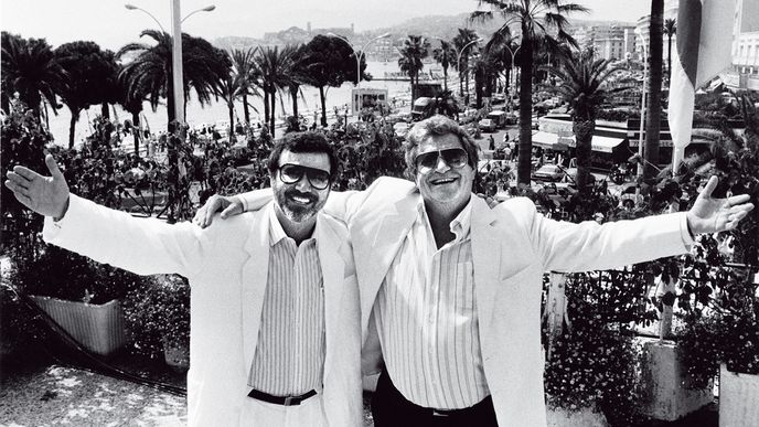 Menachem Golan (vpravo) se svým  bratrancem Joramem Globusem –  producentské duo přezdívané Go-Go Boys