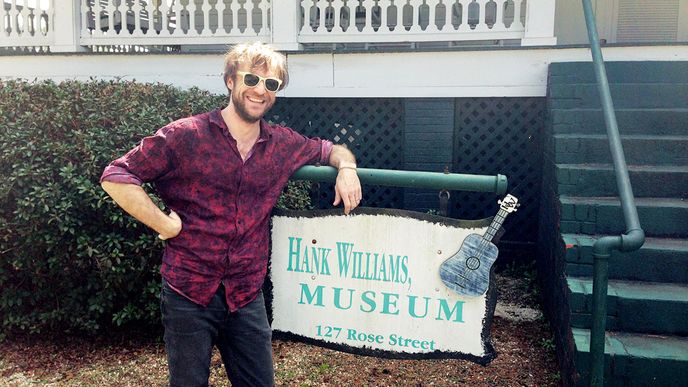 Václav Havelka III. před Hank Williams Museum ve státě Alabama (2014)