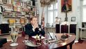 Václav Havel ve své pracovně, kterou si lze virtuálně prohlédnout za 80 Kč