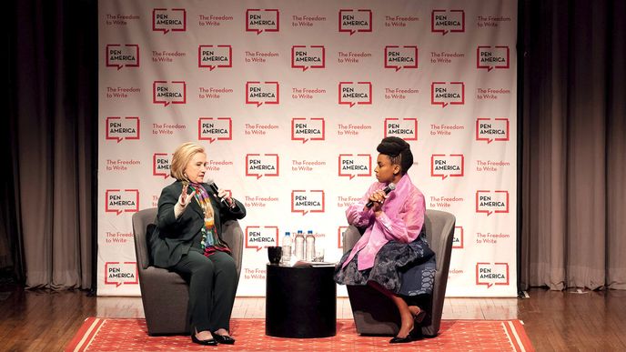 Hillary Clintonová před čtyřmi měsíci diskutovala po boku Chimamandy Ngozi Adichie na festivalu amerického PEN klubu