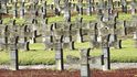 Pohřebiště Poláků postřílených za války v lesích Palmiry u Varšavy