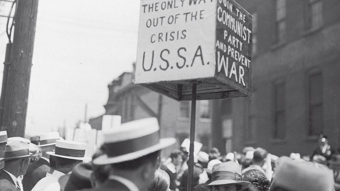 „Jedinou cestou z krize je U.S.S.A.“, jakési Spojené sovětské státy americké. Nebo: „Dej se ke komunistům, zabráníš válce,“ hlásaly slogany ze 30. let. Brzy následovalo několik názorových veletočů.
