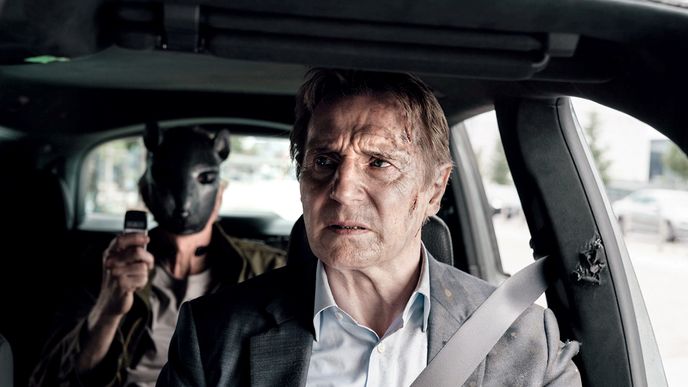 Liam Neeson stráví skoro celý film za&nbsp;volantem s&nbsp;bombou pod zadkem