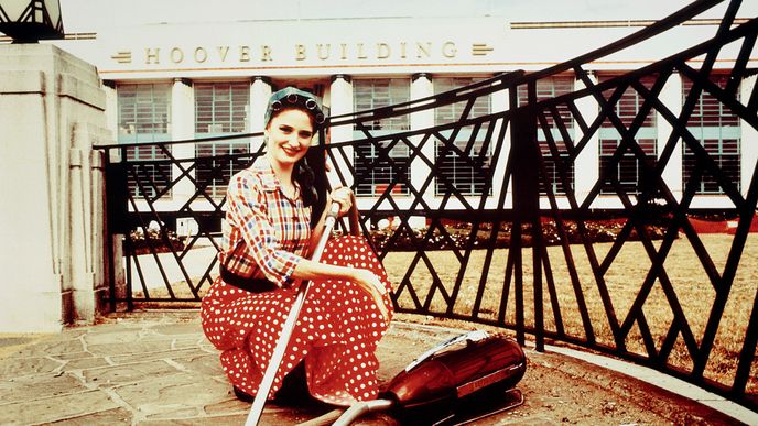 Modelka pózuje před sídlem společnosti Hoover, jednoho z největších světových výrobců vysavačů  
