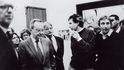 Otmar Oliva (druhý zprava) při vernisáži své dosud největší pražské výstavy v Atriu na Žižkově (1990), v doprovodu tehdejšího izraelského ministra obrany Moše Arense (vlevo) a československého ministra zahraničních věcí Jiřího Dienstbiera (uprostřed)