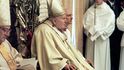 Papež Jan Pavel II. ve své vatikánské kapli Redemptoris Mater na trůnu z velehradské dílny Otmara Olivy, mimochodem jedná se o první papežský trůn vyrobený po více než třech stoletích