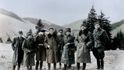 Skupina bojovníků SNP v horách pod Soliskem. Třetí zleva Jan Šverma, muž s cigaretou po jeho levé straně je Rudolf Slánský. Druhý zprava velitel parabrigády plk. vladimír přikryl.