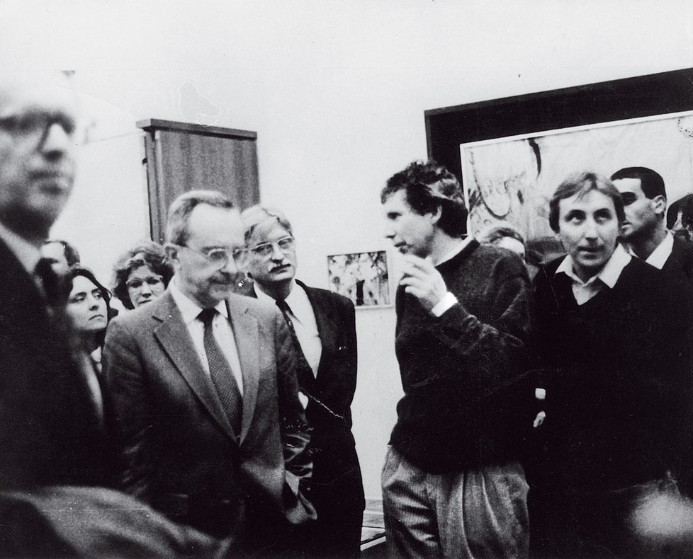 Otmar Oliva (druhý zprava) při vernisáži své dosud největší pražské výstavy v Atriu na Žižkově (1990), v doprovodu tehdejšího izraelského ministra obrany Moše Arense (vlevo) a československého ministra zahraničních věcí Jiřího Dienstbiera (uprostřed)