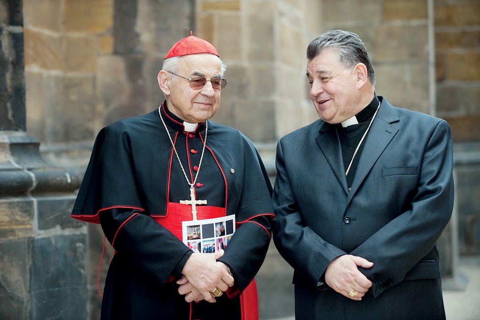 Napětí mezi kardinály. Miloslav Vlk (vlevo) vytýká svému nástupci Dominiku Dukovi, že o katedrálu přestal bojovat.