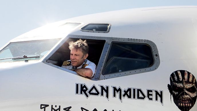 Bruce Dickinson. Pilot a zpěvák skupiny Iron Maiden, vítá  fanoušky na letišti v Cardiffu
