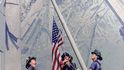 Jedna z nejslavnějších fotek z Ground Zero: hasiči z newyorského Brooklynu, George Johnson, Dan McWilliams a Billy Eisengrein, vyvěšují  ještě 11. září na troskách vlajku USA
