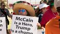 „McCain je hrdina, Trump úplný trouba.“ Mezi mexickými Američany si Trump nezískal sympatie výroky o násilnících a kriminálnících.