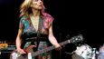 Američtí Sonic Youth zůstali zásadní kapelou avantgardního rocku po celá tři desetiletí. Kim Gordon, pro mužskou část jejich příznivců obdivovaný sexsymbol, pro ženskou polovinu následováníhodný vzor, u toho byla od začátku do konce. 