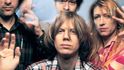 Američtí Sonic Youth zůstali zásadní kapelou avantgardního rocku po celá tři desetiletí. Kim Gordon, pro mužskou část jejich příznivců obdivovaný sexsymbol, pro ženskou polovinu následováníhodný vzor, u toho byla od začátku do konce. Američtí Sonic Youth zůstali zásadní kapelou avantgardního rocku po celá tři desetiletí. Kim Gordon, pro mužskou část jejich příznivců obdivovaný sexsymbol, pro ženskou polovinu následováníhodný vzor, u toho byla od začátku do konce.