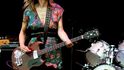 Američtí Sonic Youth zůstali zásadní kapelou avantgardního rocku po celá tři desetiletí. Kim Gordon, pro mužskou část jejich příznivců obdivovaný sexsymbol, pro ženskou polovinu následováníhodný vzor, u toho byla od začátku do konce. Američtí Sonic Youth zůstali zásadní kapelou avantgardního rocku po celá tři desetiletí. Kim Gordon, pro mužskou část jejich příznivců obdivovaný sexsymbol, pro ženskou polovinu následováníhodný vzor, u toho byla od začátku do konce.