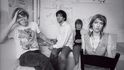 Američtí Sonic Youth zůstali zásadní kapelou avantgardního rocku po celá tři desetiletí. Kim Gordon, pro mužskou část jejich příznivců obdivovaný sexsymbol, pro ženskou polovinu následováníhodný vzor, u toho byla od začátku do konce. 