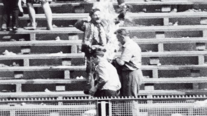 První hořící pochodeň – na varšavském stadiónu