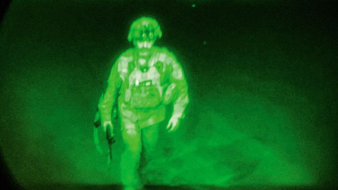 30. srpna, několik minut před půlnocí: Poslední americký voják, generálmajor Chris Donahue, opouští Afghánistán. Prohra Západu byla dokonána