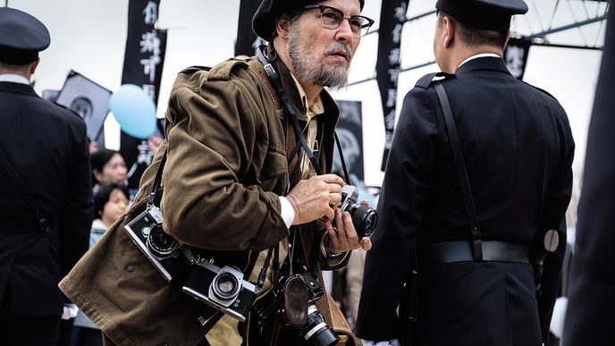 Někdejšího válečného fotoreportéra W. Eugena Smithe hraje Johnny Depp