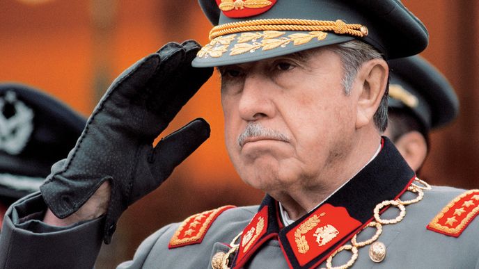 Okázalé uniformy  Augusta Pinocheta působily na květinové děti šedesátých let jako rudá muleta na býka