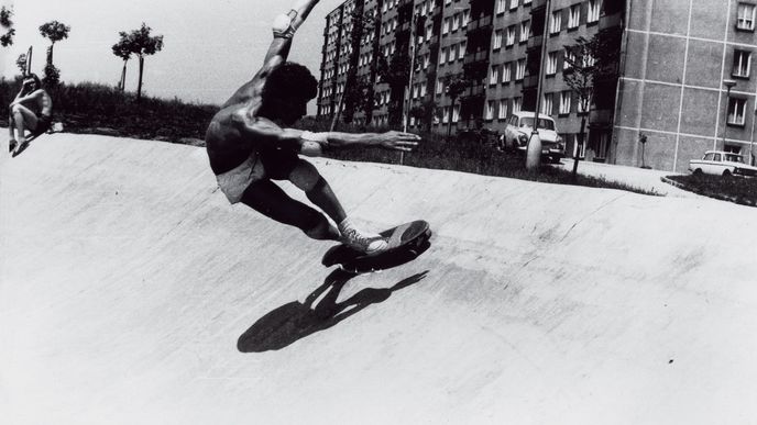 Skateboard znamenal v Československu především možnost jisté svobody. S prknem jste mohli dělat kdekoli cokoli. Někdy doslova.