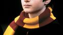 Proměna: Radcliffe v prvním díle Harryho Pottera z roku 2001  a v roli mrzáka na jevišti divadla Noel Coward Theatre. 