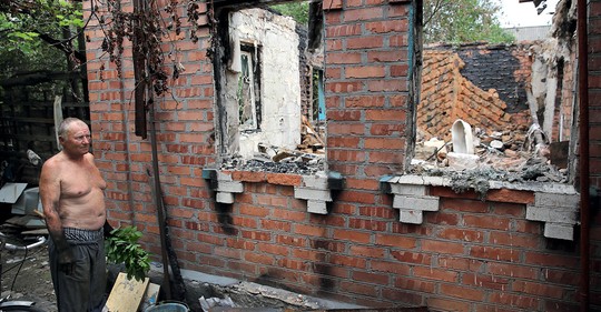 Ukrajinský muž den poté, co mu na dům spadl dělostřelecký granát