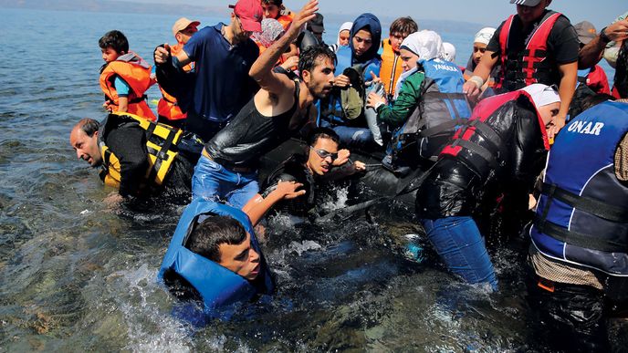 Řecký ostrov Lesbos. Každý den sem dorazí nejméně dvacet přeplněných člunů s uprchlíky. Na každém se tísní čtyřicet až padesát lidí. U břehu se vrhají do vody, jako by měli strach, že naplnění jejich velkého snu, který se jmenuje Evropa, v posledním okamžiku něco překazí. Nastává neuvěřitelný chaos. Děti pláčou.