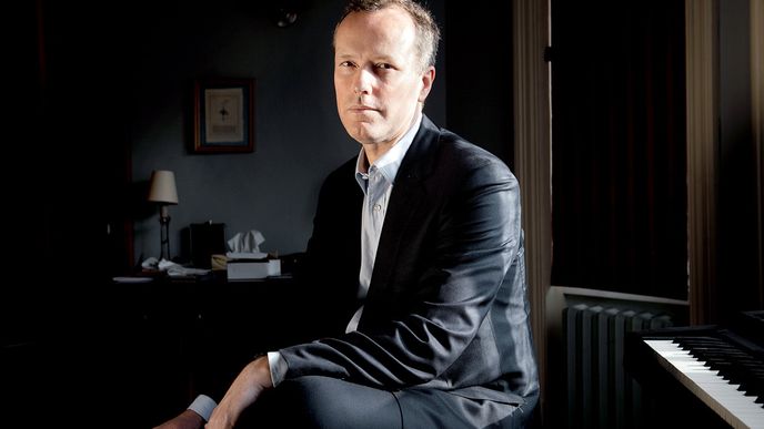 Edward St Aubyn, šlechtic, který si dělá legraci z literární ceny, již koupili Číňané 