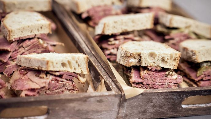 Pastrami si můžete dát třeba v pražském bistru La Bibiche. Udělají vám tu klasiku s okurkou a hořčicí,  ale i rafinovanější variace.