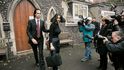 Nick Cave se svou ženou Susie Bickovou v Brightonu u komise, která vyšetřovala příčiny smrti jejich syna Arthura