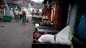 Je brzké ráno. Muž v muslimské čtvrti ještě spí na pultě svého krámku. 
