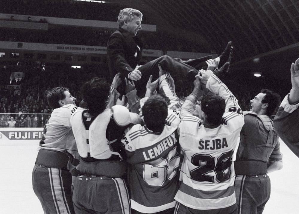 Podařilo se, titul zůstal v Praze. Momentka ze Sportovní haly z roku 1985, těsně po závěrečném vítězném utkání s Kanadou.
