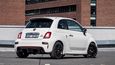 Zvenku je Abarth 595 hodně sportovní. Sedmnáctipalcová černá kola jsou i pisty v sériové výbavě.  