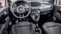 Že se Fiat 500 vyrábí už deset let, prozradí zejména jeho kabina. Přitom výbava vozu je bohatá. V našem případě nechyběla ani samočinná klimatizace za 15 000 korun. 