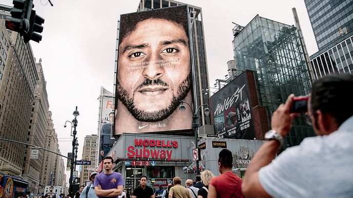 Americký fotbalista Colin Kaepernick – hlavní tvář reklamní kampaně společnosti Nike