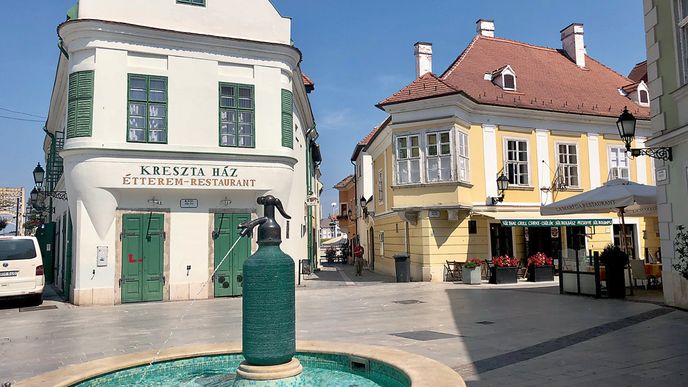 Kašnu ve tvaru lahve na sodovku najdete v maďarském Györu, kde dožil autor tohoto vynálezu, profesor Jedlík 